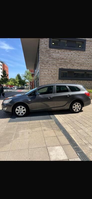 Grau Gebraucht 2011 Opel Astra Eco Kombi | 2.750 € (Guter Preis) - Bild 1/4