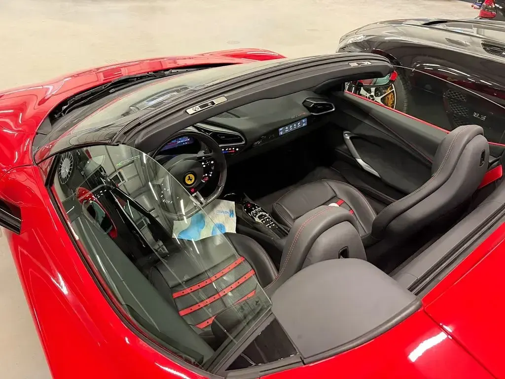 Gebraucht Ferrari 296 829 PS (609 kW) 2024 Rot Cabrio
