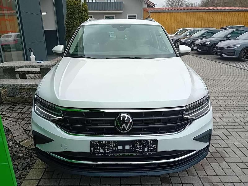 Gebraucht VW Tiguan Move 150 PS (110 kW) 2024 Oryxweiß perlmutteffekt (metallic) SUV