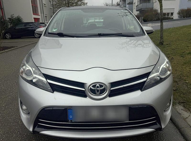 Gebraucht Toyota Verso 111 PS (81 kW) 2014 Silber Van / Kleinbus