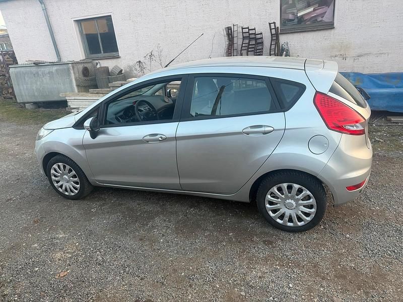 Gebraucht Ford Fiesta 81 PS (59 kW) 2009 Silber Kleinwagen