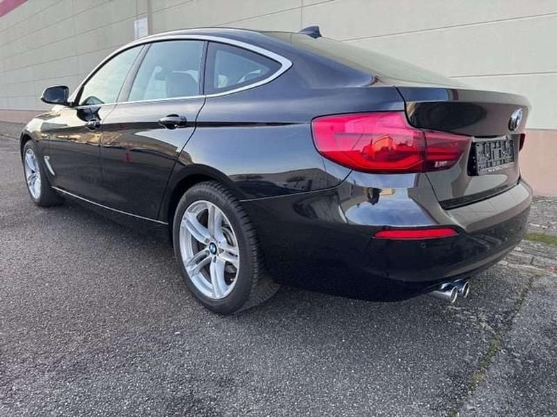 Gebraucht BMW 330 Advantage 252 PS (185 kW) 2020 Black sapphire Limousine