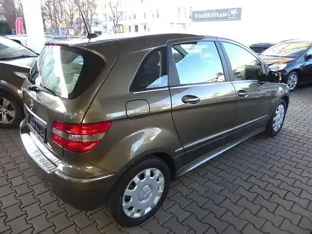 Gebraucht Mercedes B180 116 PS (85 kW) 2011 Braun Kleinwagen