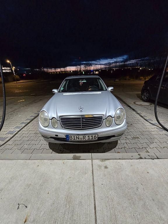Grau Gebraucht 2003 Mercedes E200 Classic Limousine | 2.800 € (Guter Preis) - Bild 1/4