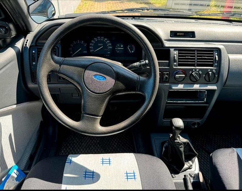 Gebraucht Ford Escort 60 PS (44 kW) 1992 Silber Limousine