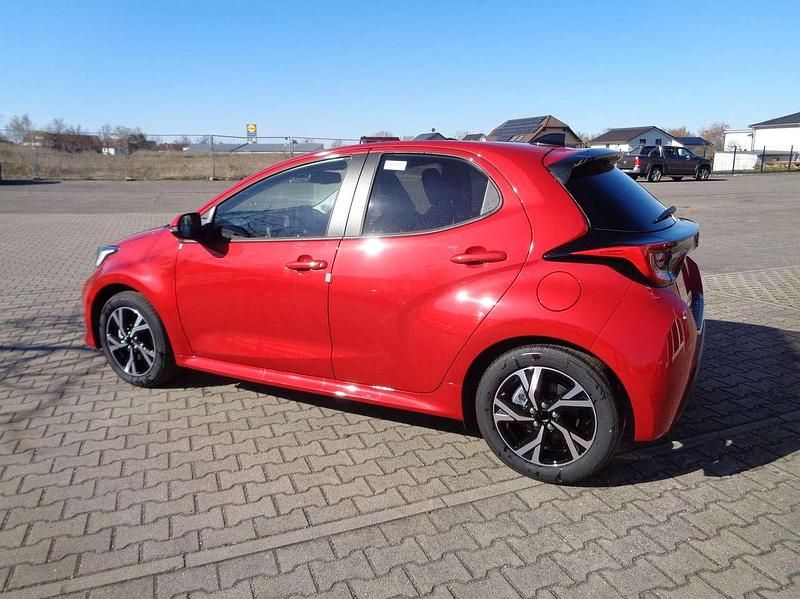 Neu Toyota Yaris 92 PS (67 kW) 2025 Silver metallic Kleinwagen