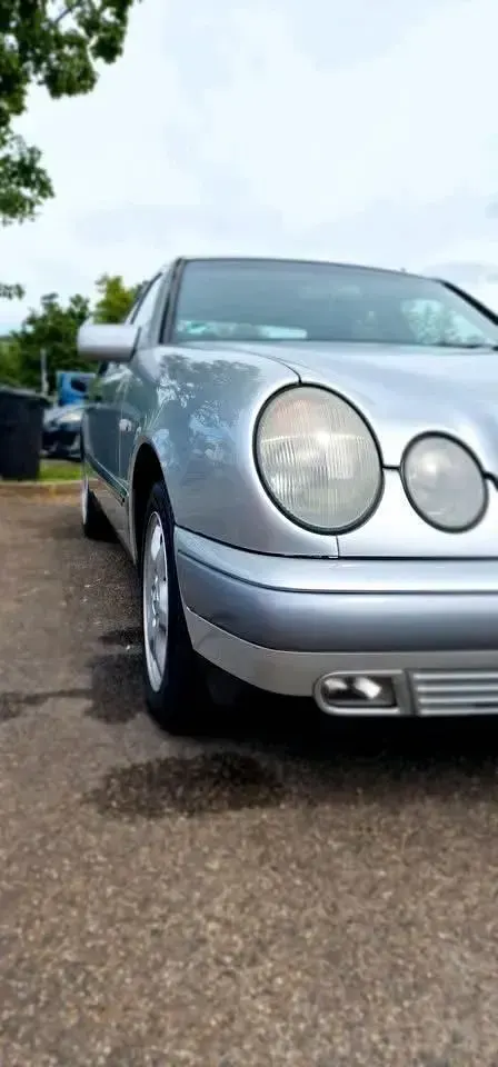 Gebraucht Mercedes E240 170 PS (125 kW) 1998 Silber Limousine
