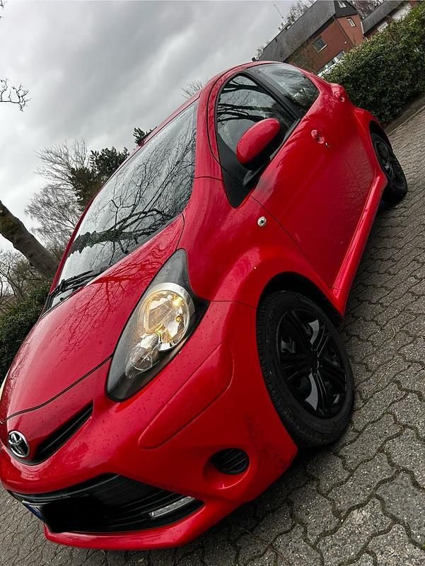 Gebraucht Toyota Aygo 68 PS (50 kW) 2012 Rot Kleinwagen
