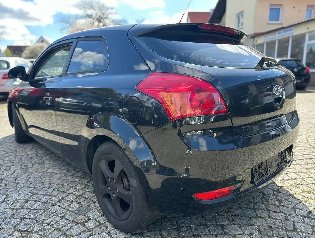 Używany Kia Ceed LX 109 KM (80 kW) 2009 Czarny Hatchback
