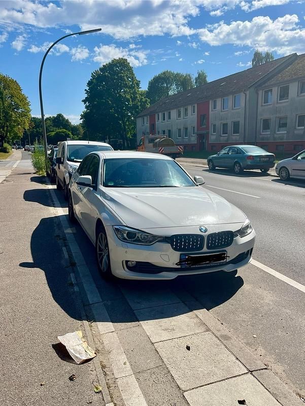 Weiß Gebraucht 2014 BMW 318 Limousine | 7.500 € (Superpreis) - Bild 1/4