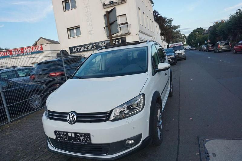 Weiß Gebraucht 2015 VW Touran Cross Highline Van / Kleinbus | 14.499 € (Fairer Preis) - Bild 1/4