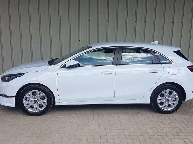 Neu Kia Ceed 99 PS (72 kW) 2025 Carraraweiss Kleinwagen