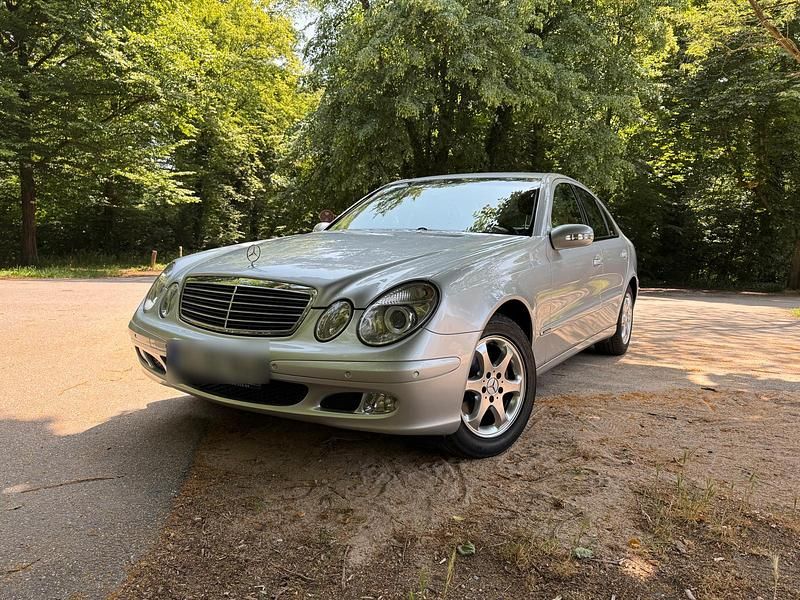 Silber Gebraucht 2002 Mercedes E200 Limousine | 7.777 € - Bild 1/4