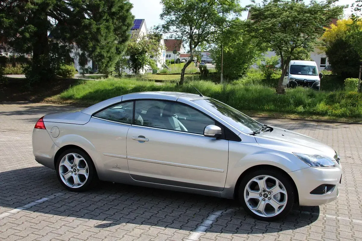 Gebraucht Ford Focus Cabriolet Titanium 145 PS (106 kW) 2009 Silber Cabrio