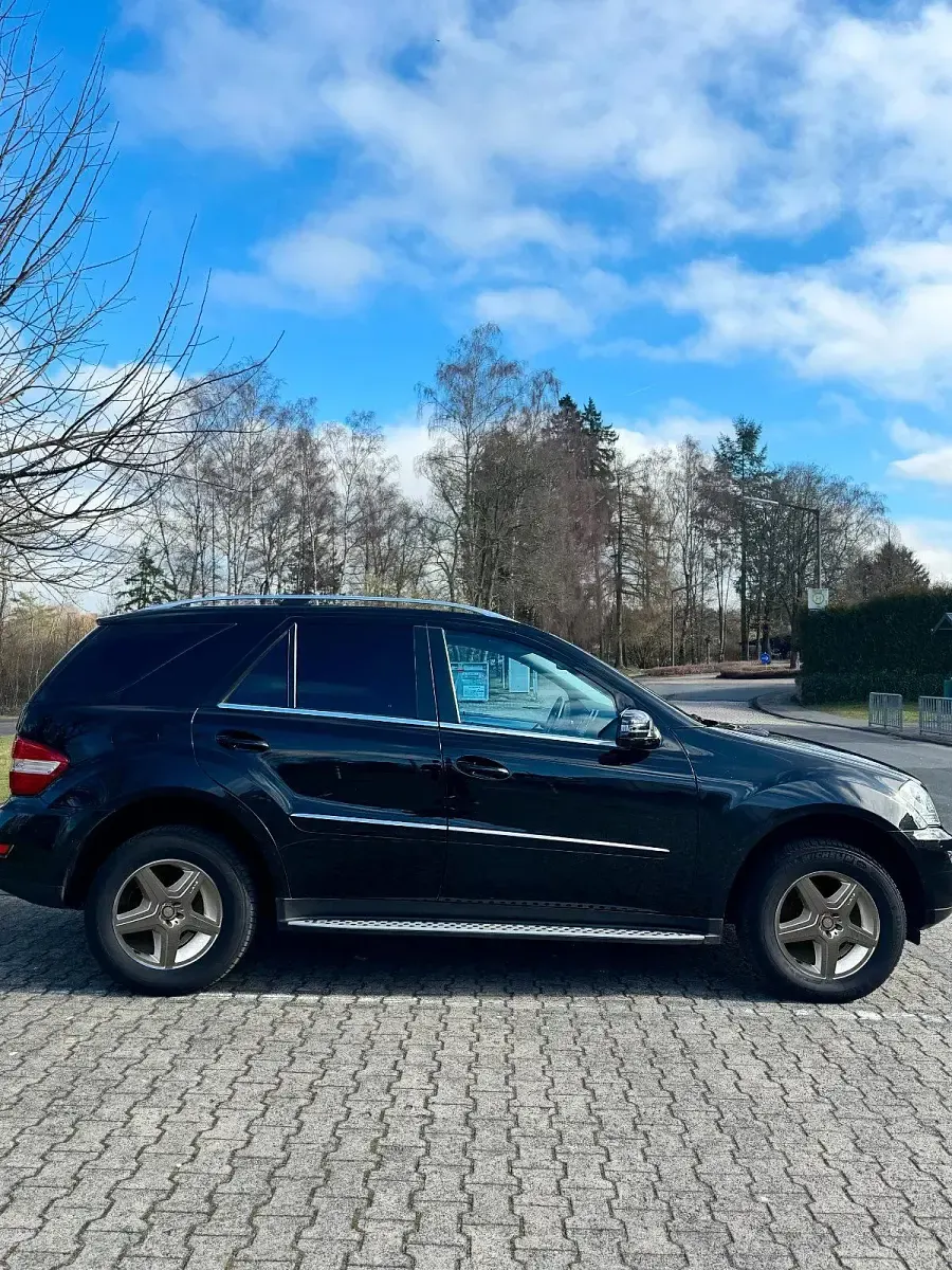 Gebraucht Mercedes ML350 Edition 231 PS (169 kW) 2011 Schwarz SUV
