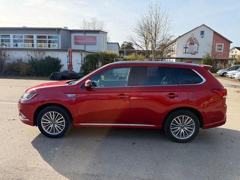 Rot Gebraucht 2019 Mitsubishi Outlander P-HEV Plus SUV | 19.800 € (Fairer Preis) - Bild 1/4