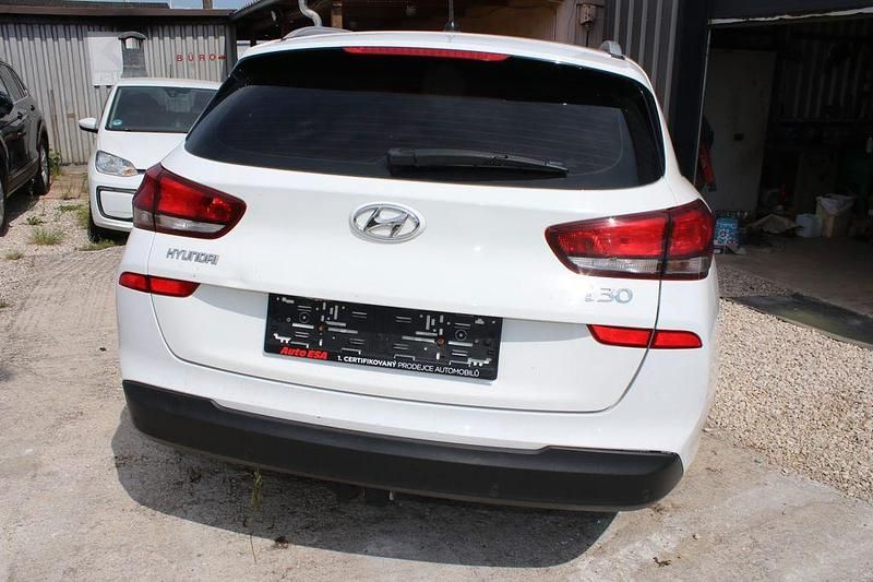 Gebraucht Hyundai i30 Select 110 PS (80 kW) 2018 Weiß Limousine