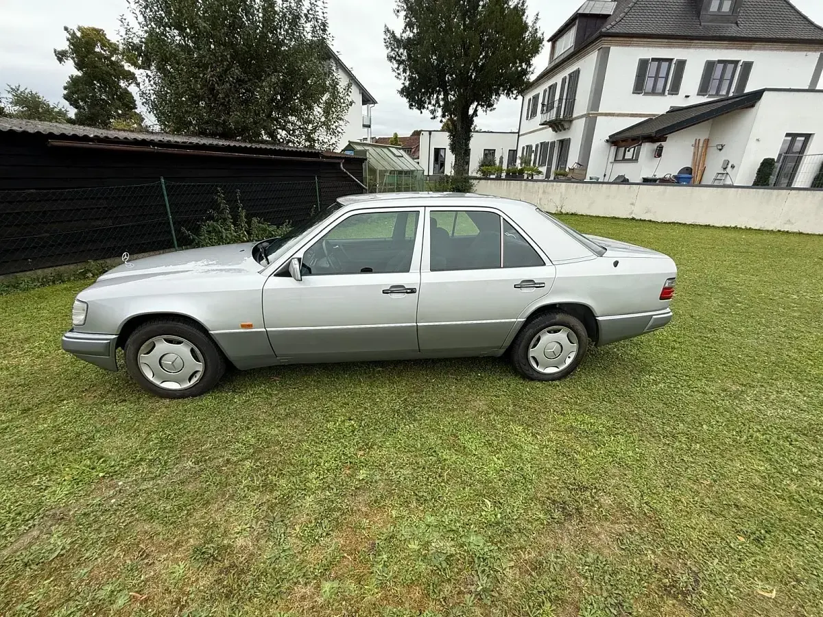 Gebraucht Mercedes E200 136 PS (100 kW) 1995 Silber Limousine