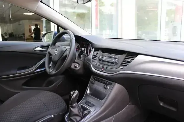 Gebraucht Opel Astra 101 PS (74 kW) 2017 Blau Limousine
