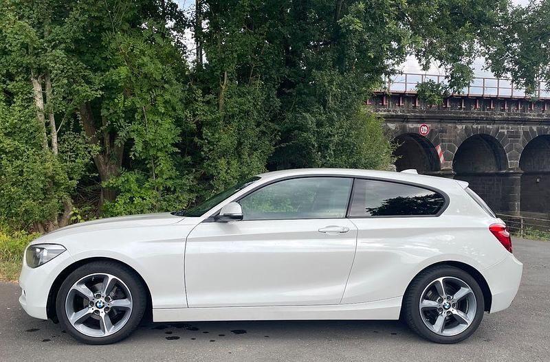Weiß Gebraucht 2014 BMW 116 Urban Line Kleinwagen | 6.650 € (Fairer Preis) - Bild 1/4