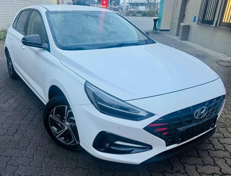 Weiß Gebraucht 2020 Hyundai i30 Pure Limousine | 10.900 € (Etwas zu teuer) - Bild 1/4