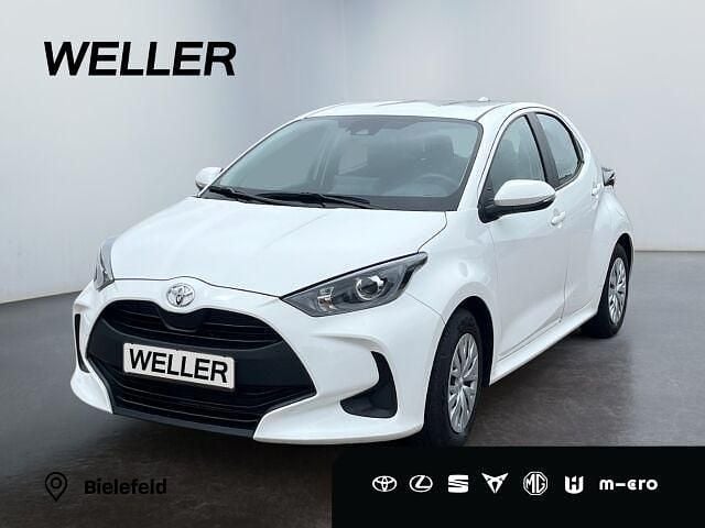 Weiss Gebraucht 2023 Toyota Yaris Comfort Limousine | 13.680 € (Guter Preis) - Bild 1/4