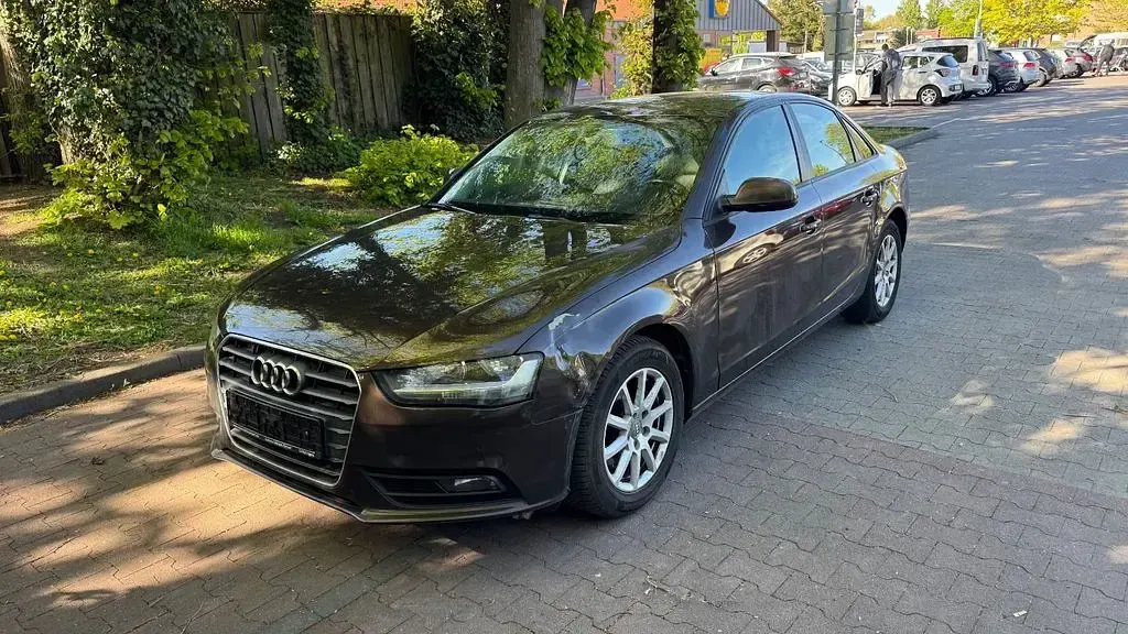 Gebraucht Audi A4 Attraction 177 PS (130 kW) 2012 Braun Limousine