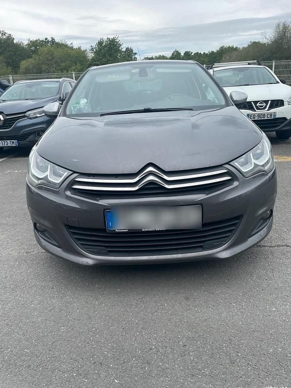 Grau Gebraucht 2015 Citroën C4 Limousine | 4.900 € (Fairer Preis) - Bild 1/3