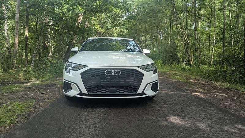 Weiß Gebraucht 2022 Audi A3 Sportback Limousine | 20.500 € (Superpreis) - Bild 1/4