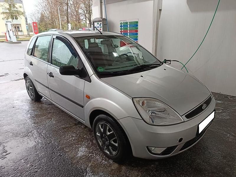 Silber Gebraucht 2003 Ford Fiesta Ghia Limousine | 1.275 € (Fairer Preis) - Bild 1/4