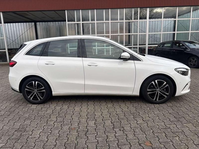 Gebraucht Mercedes B200 Advanced 163 PS (119 kW) 2024 Unilack polarweiß Van / Kleinbus