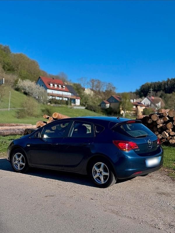 Second-hand Opel Astra 95 CP (69 kW) 2012 Albastru Hatchback