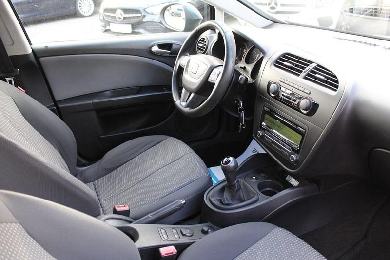 Usata Seat Leon Reference 125 CV (91 kW) 2011 Grigio Utilitaria