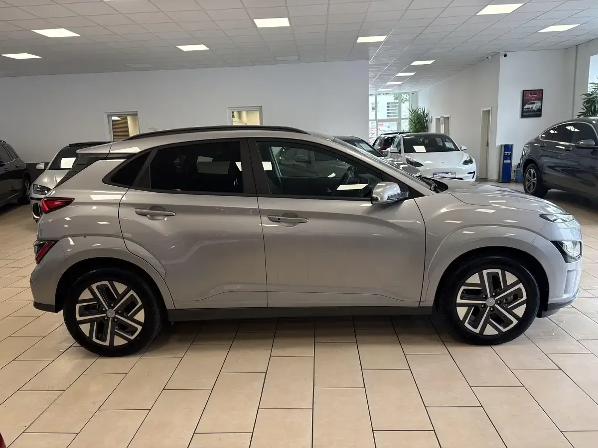 Gebraucht Hyundai Kona Trend 100 kW (136 PS) 2022 Silber SUV