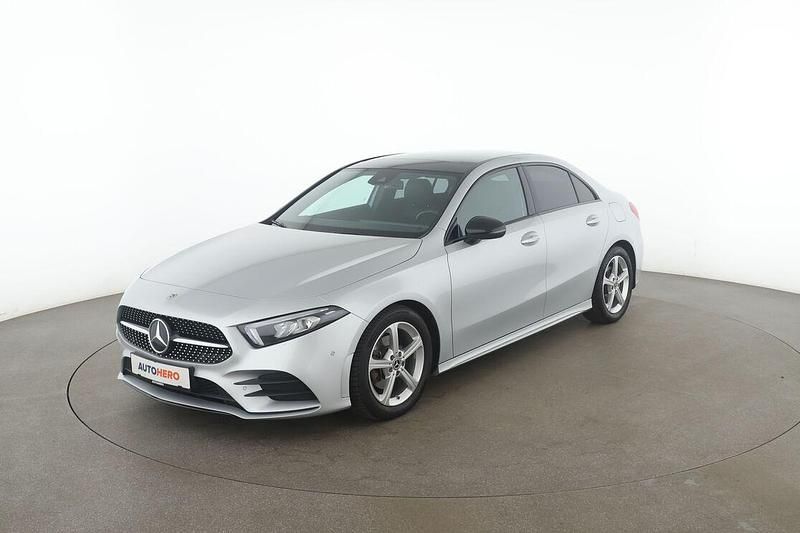 Grau Gebraucht 2022 Mercedes A200 AMG line Limousine | 30.770 € (Etwas zu teuer) - Bild 1/3
