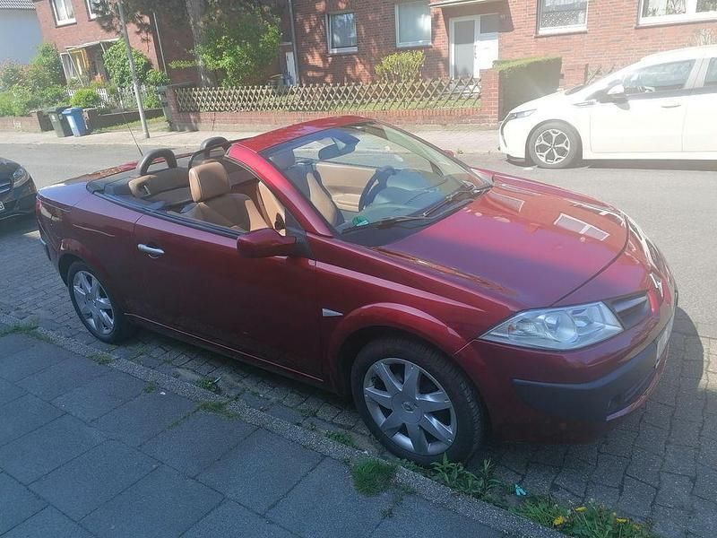 Rot Gebraucht 2008 Renault Mégane Cabriolet Avantage Cabrio | 5.900 € (Teuer) - Bild 1/4