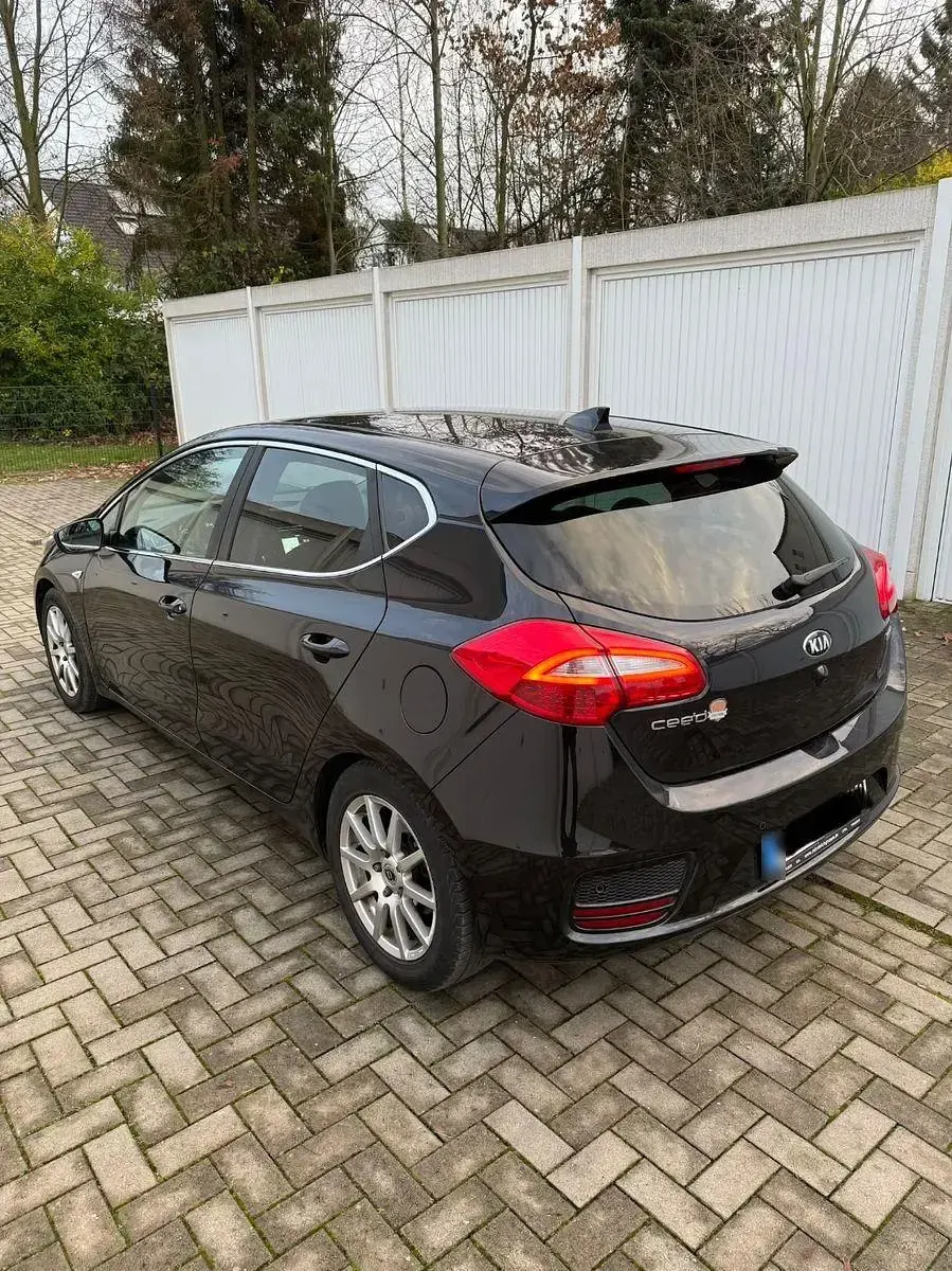Używany Kia Ceed DREAM-TEAM Edition 101 KM (74 kW) 2018 Czarny Hatchback