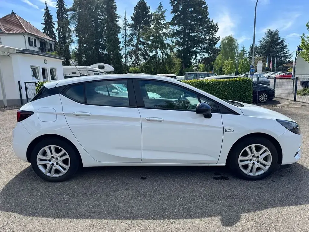 Usado Opel Astra 105 HP (77 kW) 2022 Branco Citadino