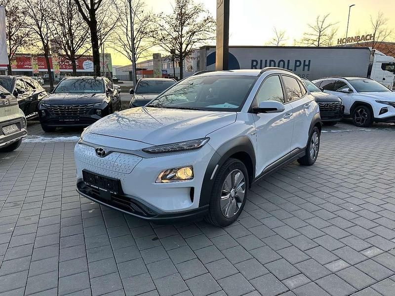 Gebraucht Hyundai Kona Advantage 100 kW (136 PS) 2020 Chalk white / met SUV