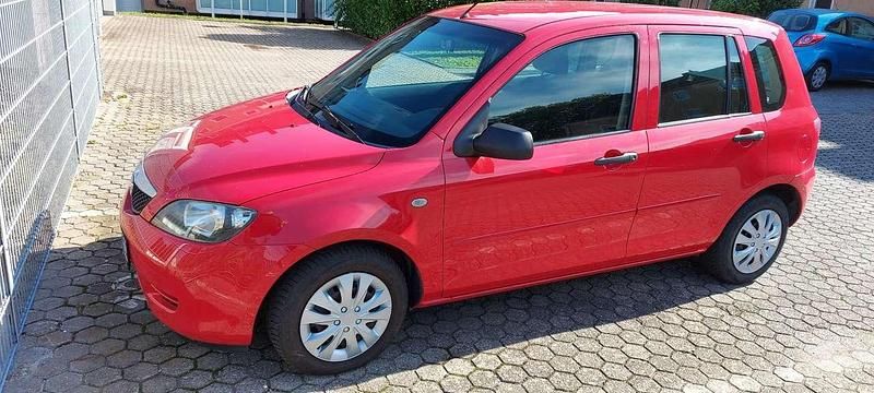 Rot Gebraucht 2004 Mazda 2 Comfort Limousine | 2.900 € (Etwas zu teuer) - Bild 1/3