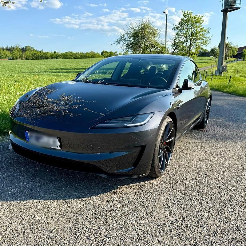 Grau Gebraucht 2024 Tesla Model 3 Performance Limousine | 49.500 € (Fairer Preis) - Bild 1/4