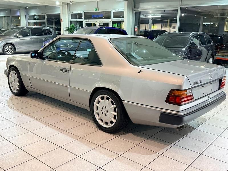 Gebraucht Mercedes 300 179 PS (131 kW) 1992 Silber