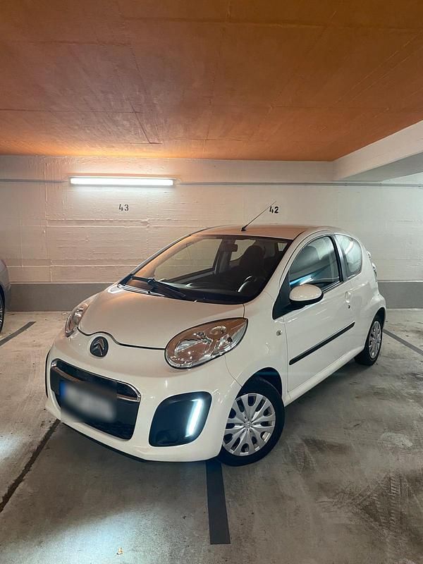 Weiß Gebraucht 2014 Peugeot 107 Kleinwagen | 4.000 € (Teuer) - Bild 1/4