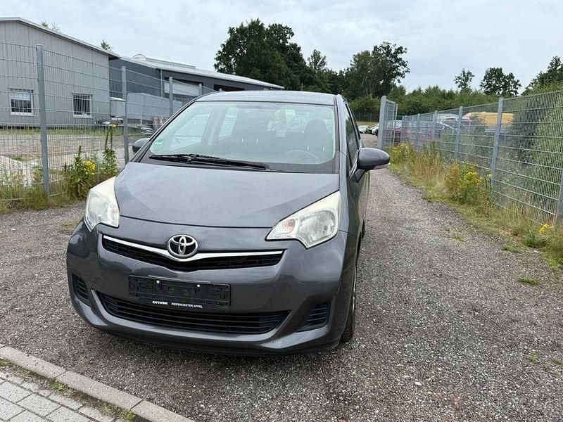 Grau Gebraucht 2011 Toyota Verso-S Life Van / Kleinbus | 3.390 € (Teuer) - Bild 1/4