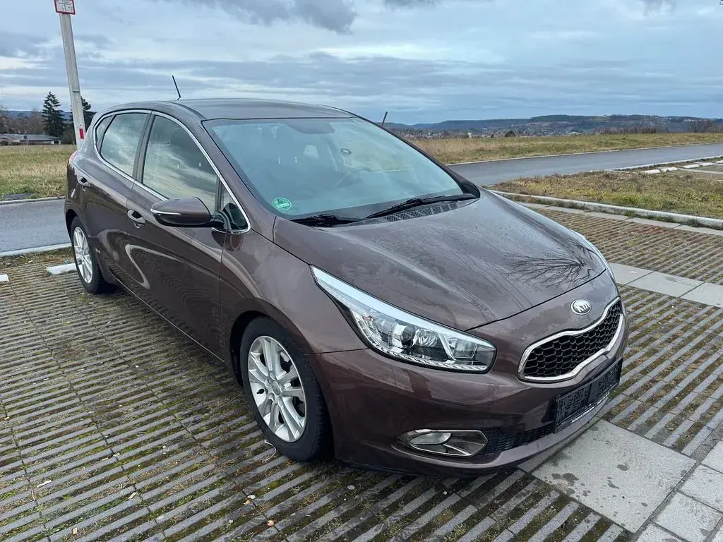 Gebraucht Kia Ceed 128 PS (94 kW) 2012 Braun Kleinwagen