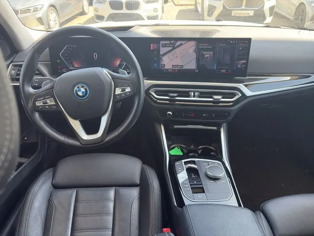 Gebraucht BMW 330e Sport Line 292 PS (214 kW) 2023 Weiß Limousine