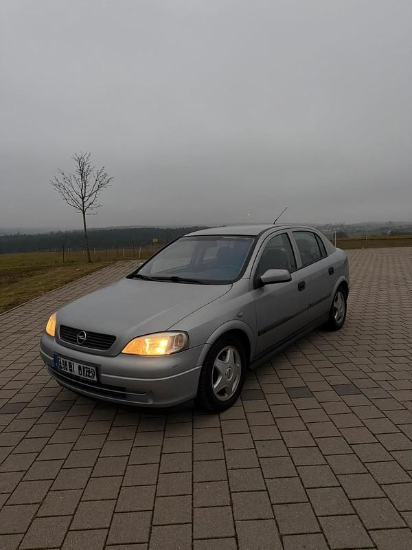 Grau Gebraucht 2001 Opel Astra Limousine | 1.400 € (Fairer Preis) - Bild 1/4