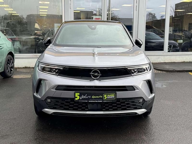 Gebraucht Opel Mokka-e Ultimate 100 kW (136 PS) 2023 Kontrast grau/quarz silber SUV