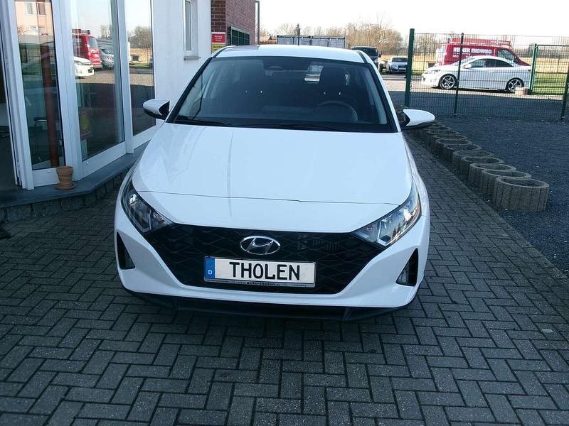 Gebraucht Hyundai i20 Select 101 PS (74 kW) 2023 Weiß Kleinwagen