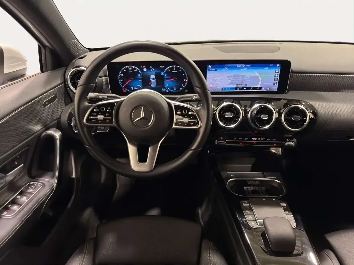 Gebraucht Mercedes 200 Premium 163 PS (119 kW) 2020 Digitalweiss  metalliclack Limousine
